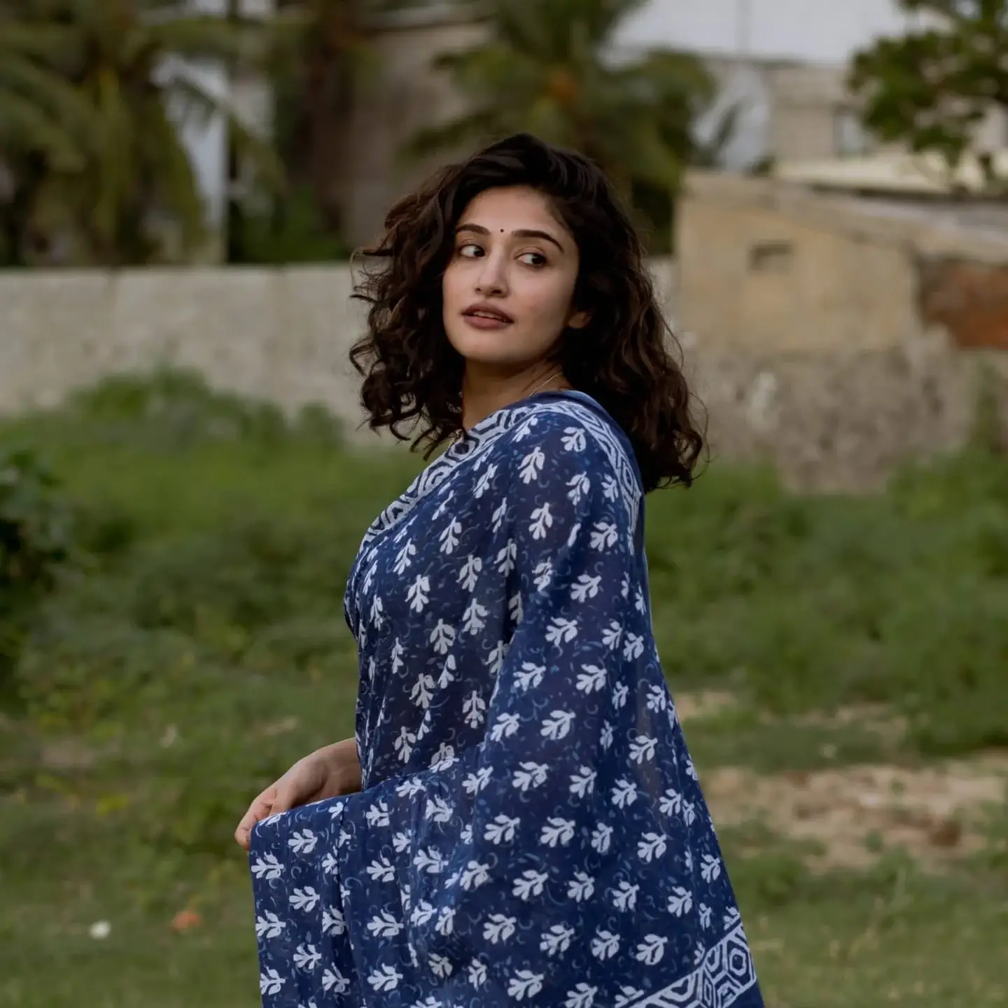 SOUTH INDIAN GIRL ANJANA JAYAPRAKASH IN TRADITIONAL BLUE SAREE 13